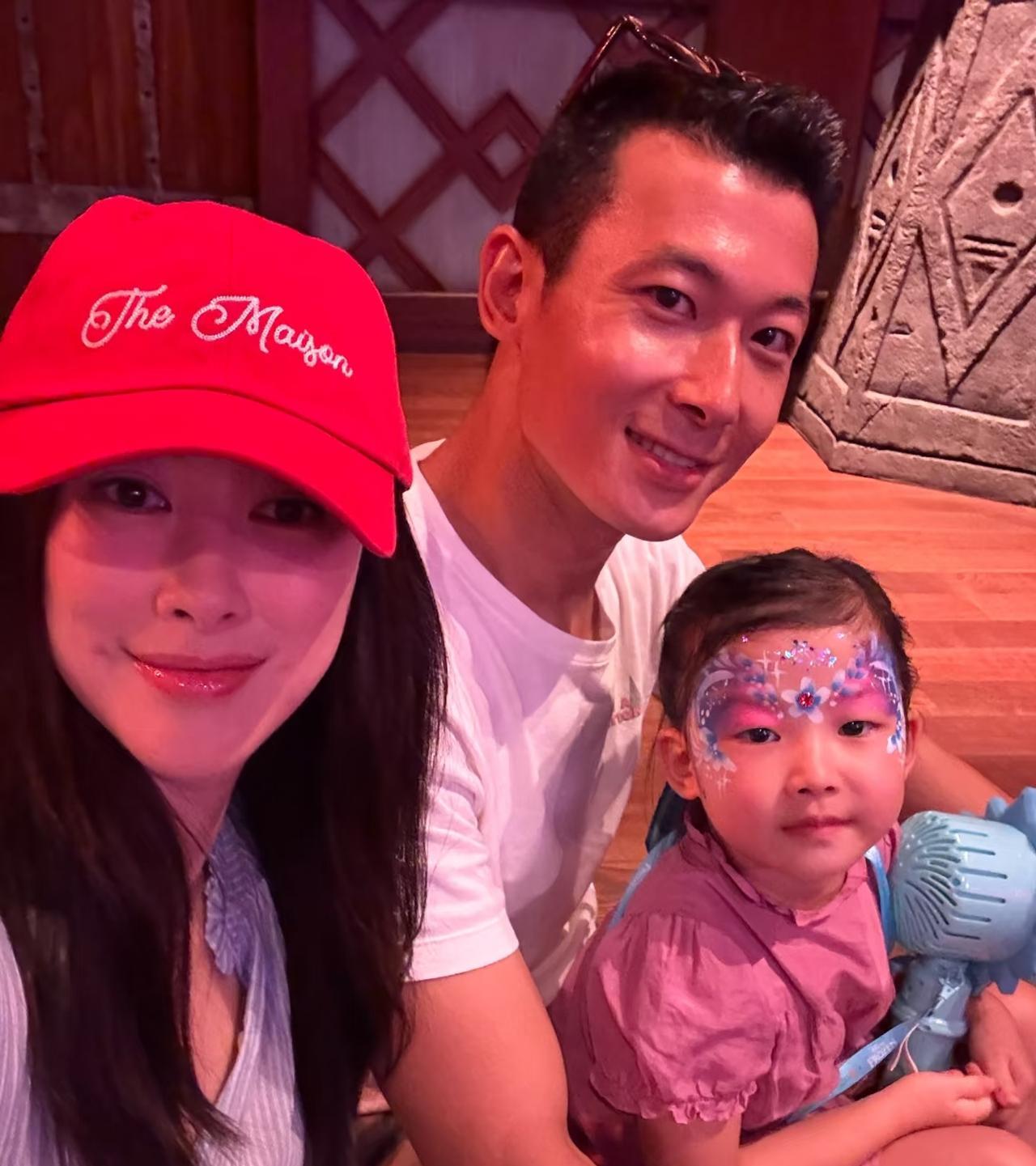 朱珠和老公王昀佳为女儿庆祝4岁生日，一家三口到香港迪士尼乐园游玩，看起来好幸福！