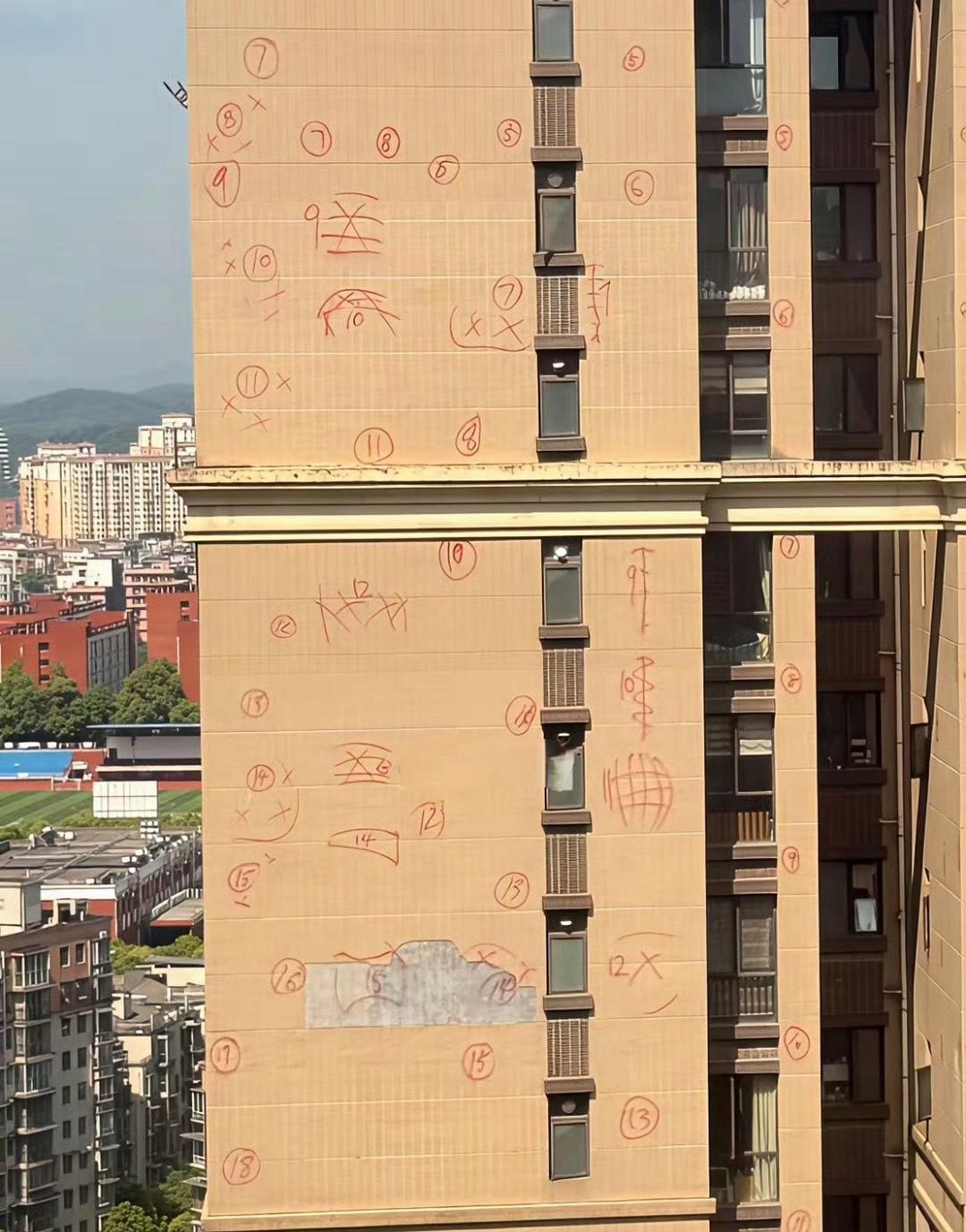 惊呆了，房子建好了居然忘了擦掉吗？