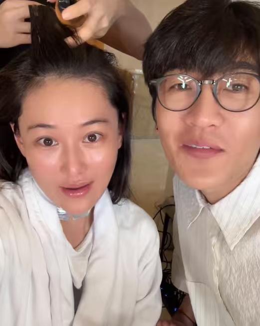 张馨予的素颜状态也太好了吧？张馨予上红毯前，请了当红化妆师给她化妆，妆前她纯素