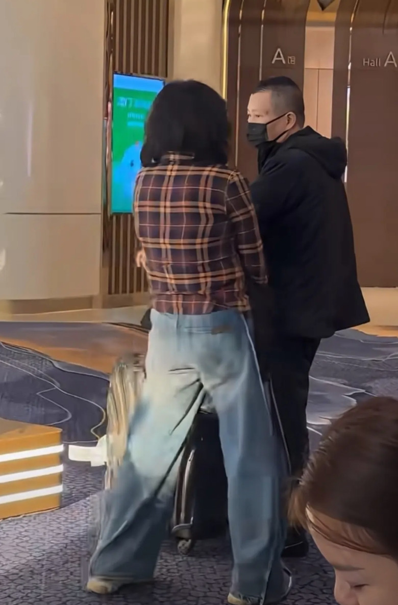 原来头爸头妈也在澳门，快来安慰一下自己的宝贝吧。头妈任女士一直很时尚，裤子好好看