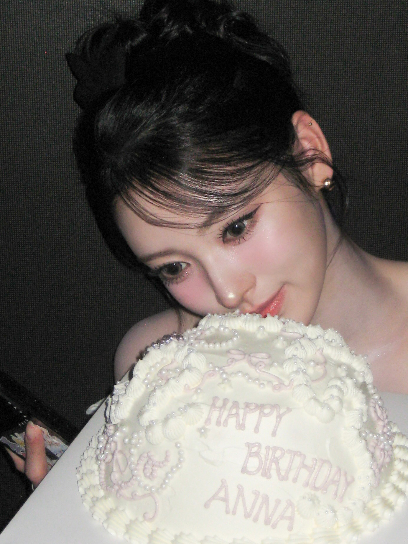 Anna已经不单单美在五官皮肤头发这些表面了就连脸蛋鼻头上的高光点单拎出来都好