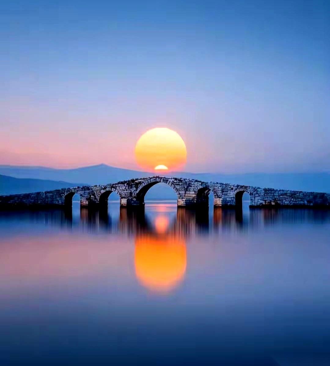 “慈不掌兵，义不掌财。”我以前老觉得这话太混蛋了，心想这世界不就该好人当道吗？