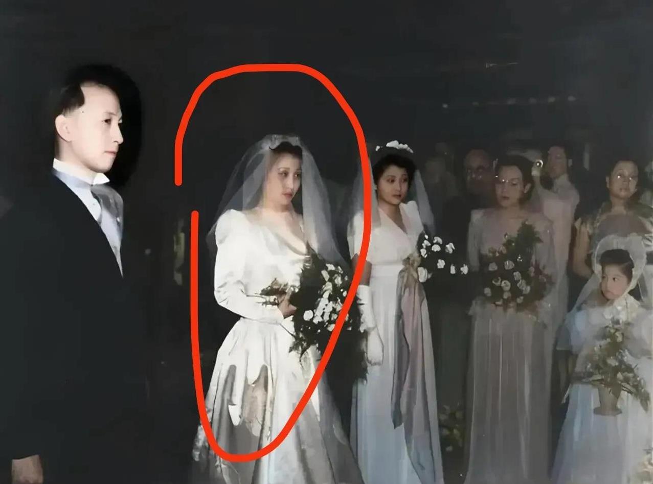 这是钱学森和蒋英1947年在上海结婚时的一张老照。图中的钱学森英俊潇洒，衣冠楚