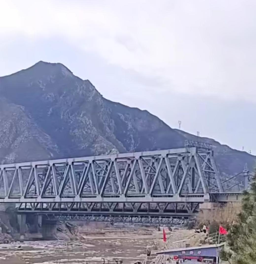 米面油大战烟酒茶。春节拜年的礼品一直是一个热点，韩城改革开放前以花馍为主，晚辈去