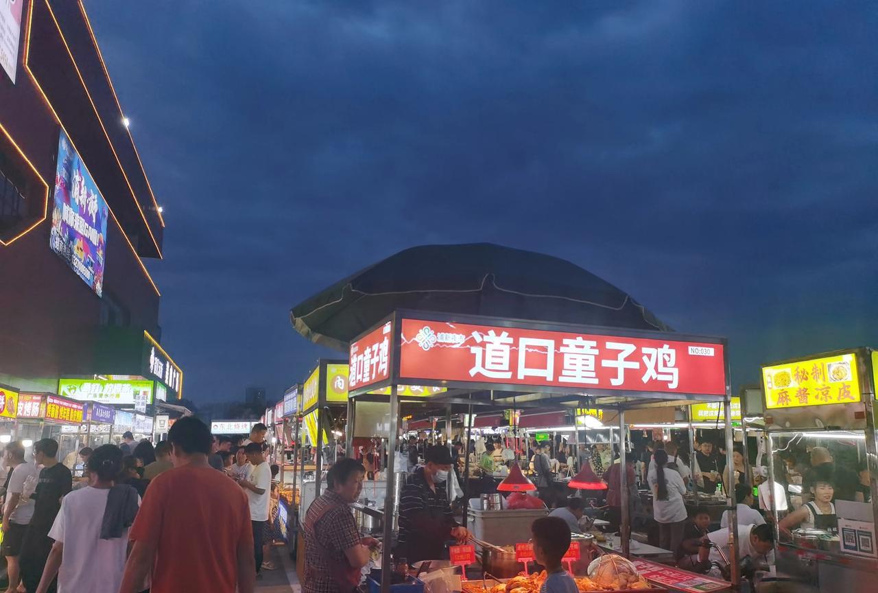 发现南京的一个怪现象，开店做小餐饮的简直是雪上加霜～很多街道和片区都在搞夜市，