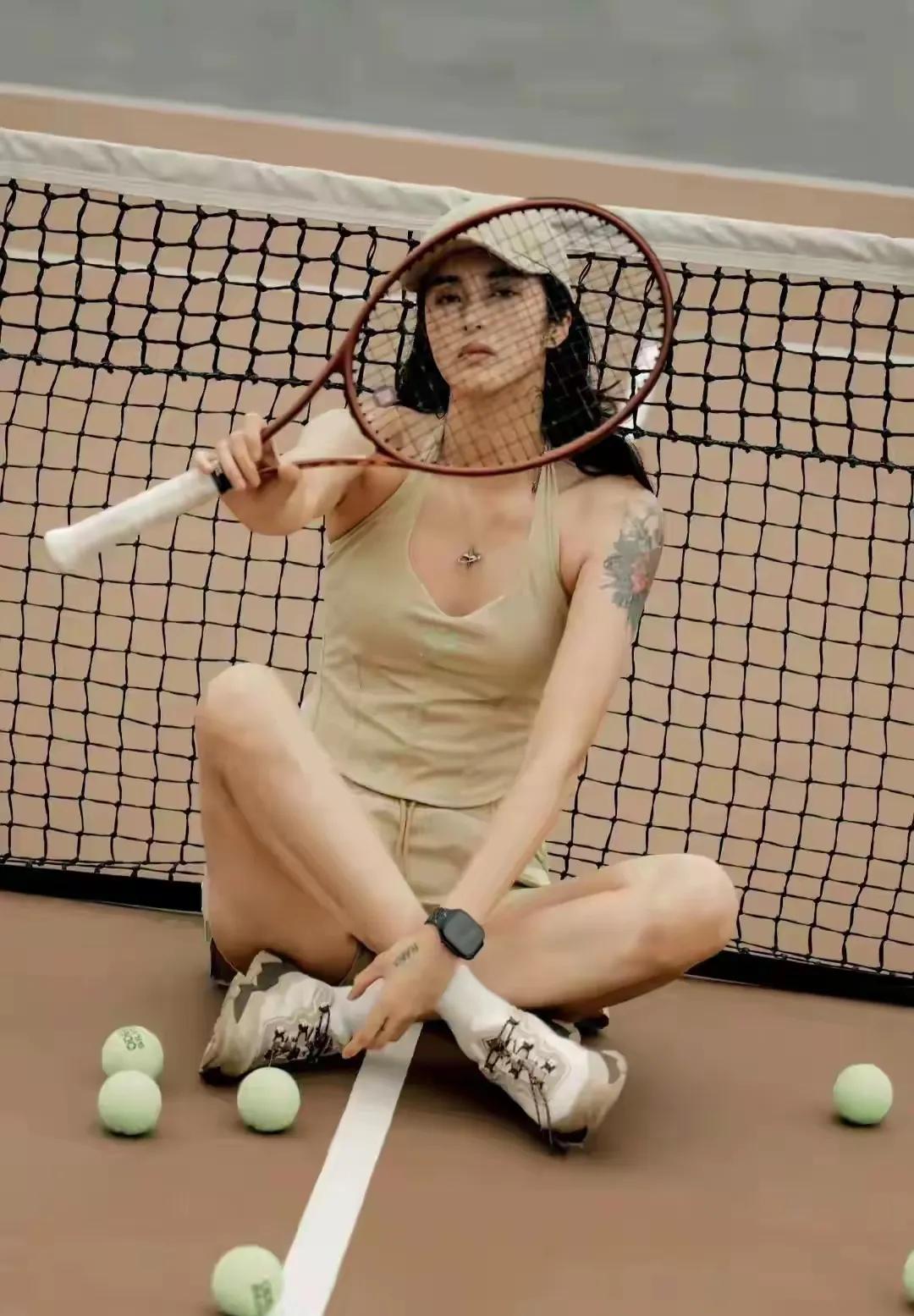 女足门将赵丽娜跨界网球！身材颜值双杀女足门将赵丽娜跨界网球场啦🎾浅米色