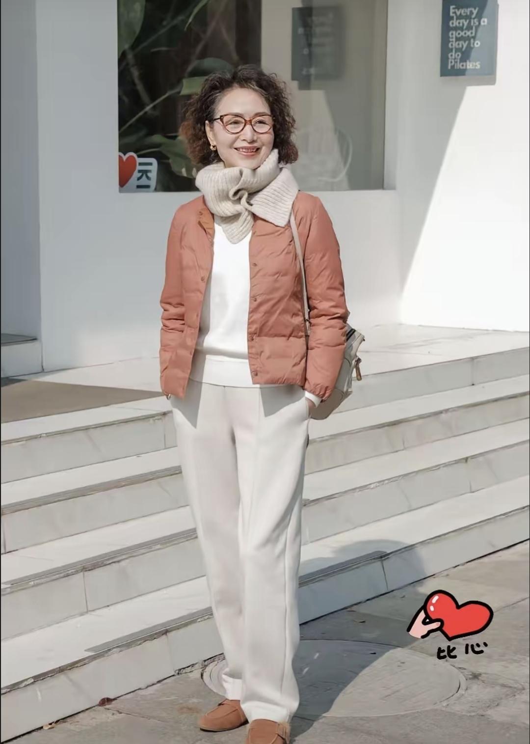 最近听说邻居家王姨,都70岁了天天逛街买衣服。昨天又买了一身新装,今天穿上出门,