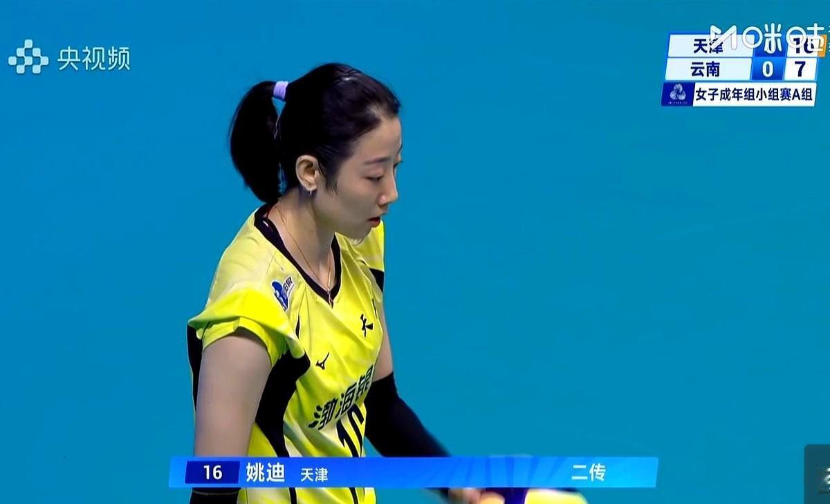 天津女排在昨晚3∶0收工看似顺理成章，但真正让球迷热议的不是比分，而是李盈莹那几