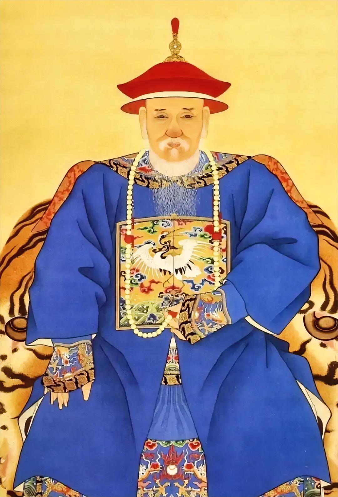 康熙盯着被铁链锁住的鳌拜，问出了8年的疑惑：“你手握40万大军，为何不反？”这位