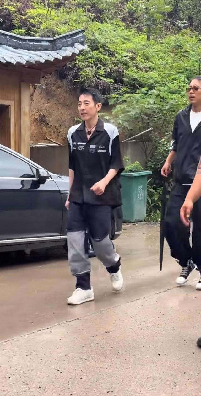 59岁吕颂贤曾凭《笑傲江湖》令狐冲一角红遍两岸三地，成为几代人心中的经典。近年