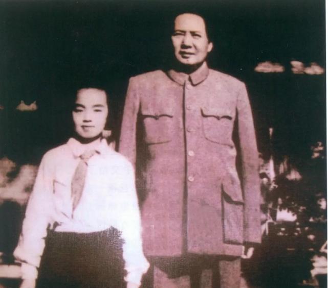 1952年的儿童节，左权将军遗孤，12岁的左太北随北京八一小学学生代表给毛主席献