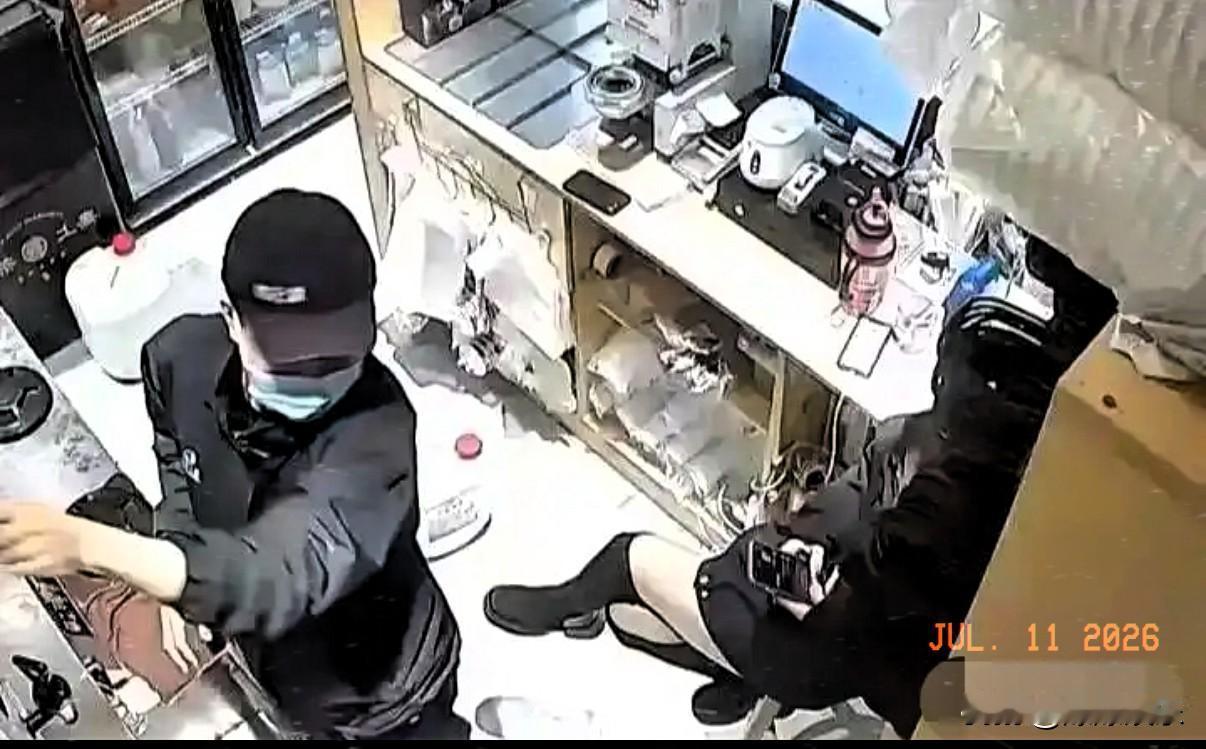 孤男寡女还是要有点距离奶茶店女店长就和男员工出轨了这还是在店里，被监控拍的一