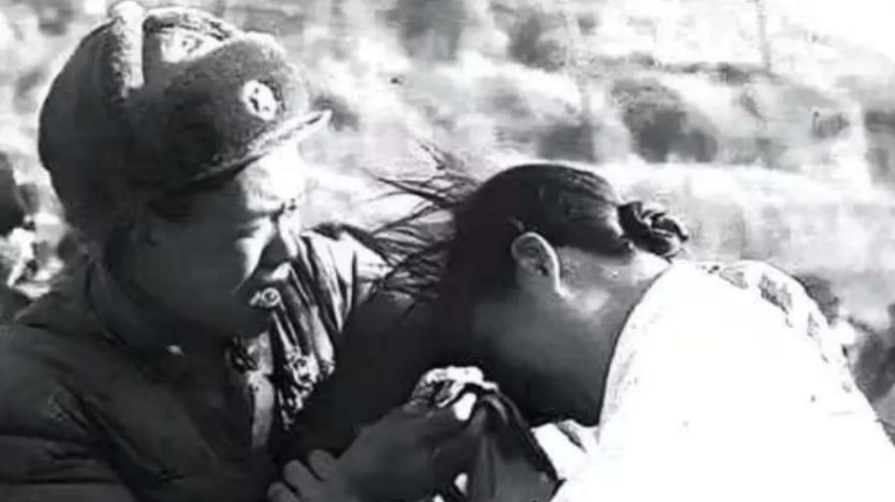 志愿军营长袁光亮是战斗英雄，1953年却因违反军令与朝鲜姑娘恋爱被下令枪毙，然而