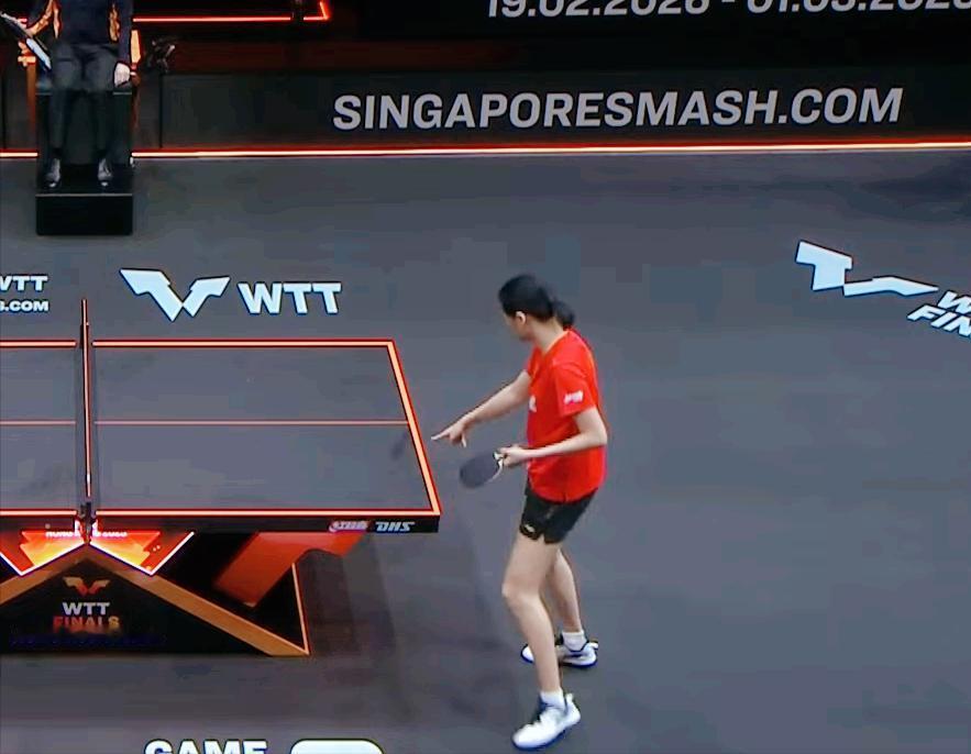 突发！陈熠和朱雨玲这场比赛还没打，陈熠就发现不对了！陈熠指着球台，有一些