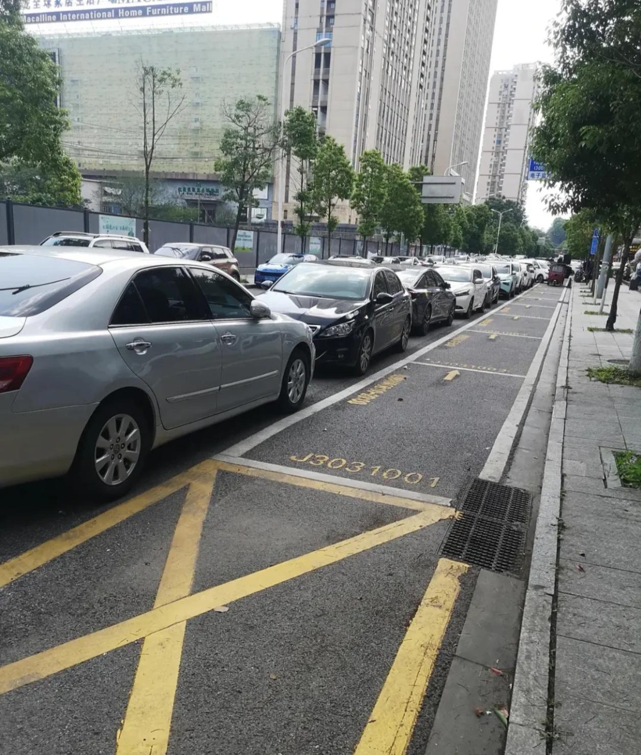 好消息！全国多地停车费集体“跳水”，车主们终于不用肉疼了！最近停车圈有个大新