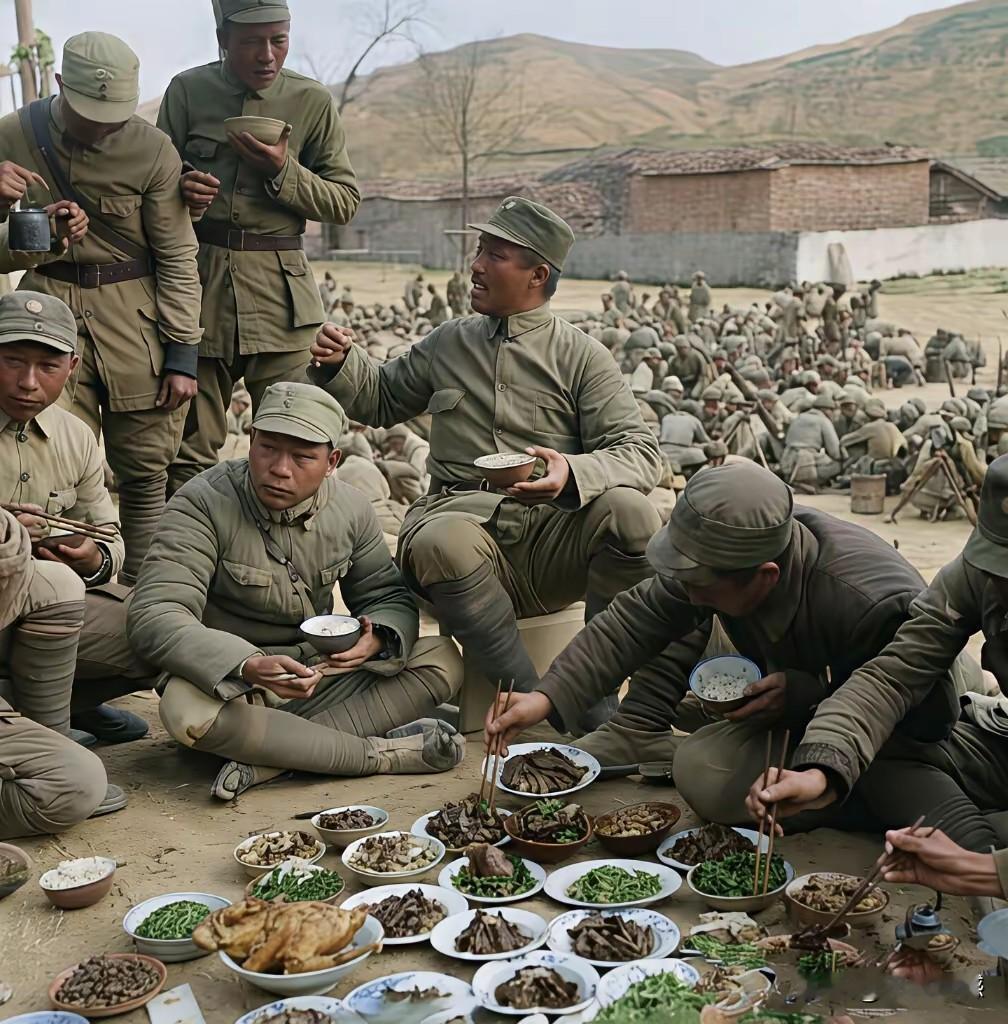 “八路军庆功宴”的彩色照片在网上流传：黄土坡前，官兵们围坐成圈，桌上摆着烧鸡、炖