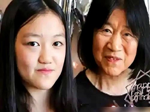 离了二十多年，前夫的亲妹妹还在心甘情愿给她打工。1999年王菲在日本开唱，正是跟窦唯婚变闹得最凶的时