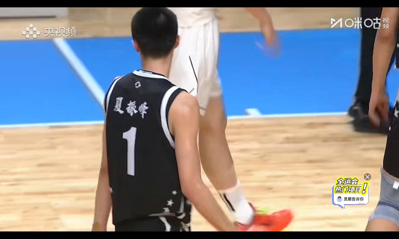 夏振峰背打突破撞倒朱正，裁判吹罚可能有瑕疵，他几乎不可能回宏远了夏振峰单纯就
