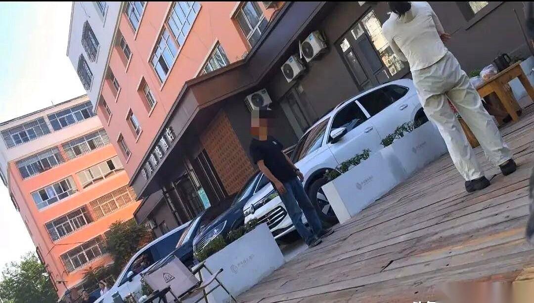 睡自己买的车里，还要给酒店交150块钱的“住宿费”？怎么着，我是吸了你家停车场