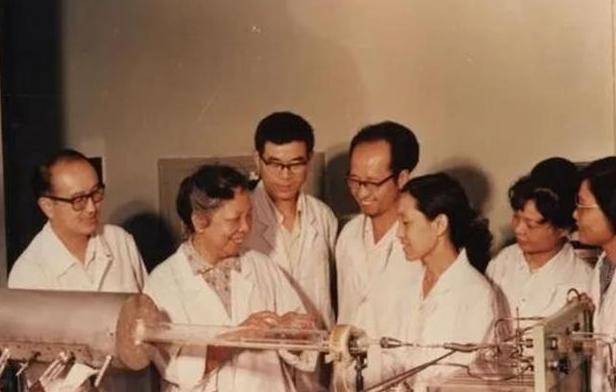 1957年，一个中国女人回国过海关时突然被人拦住。工作人员一把翻开她的行李，掏出