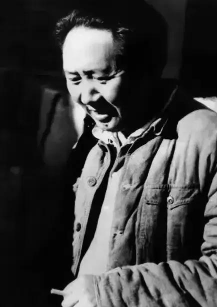 毛主席转战陕北期间，胡宗南调集了十几个旅跟踪追击毛主席。毛主席根据当时的地形地