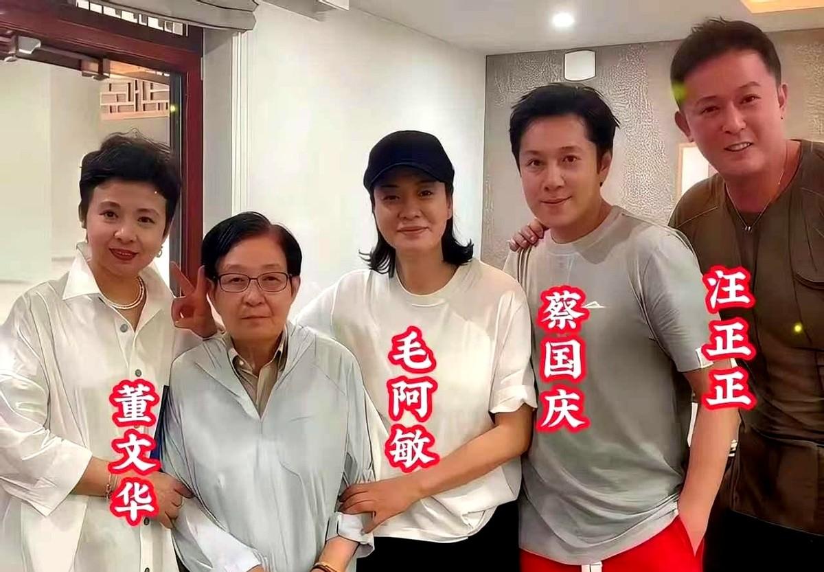谁能想到，昔日歌坛风云人物，如今同框却判若两人。一张谷建芬90岁师生聚会照，毛阿