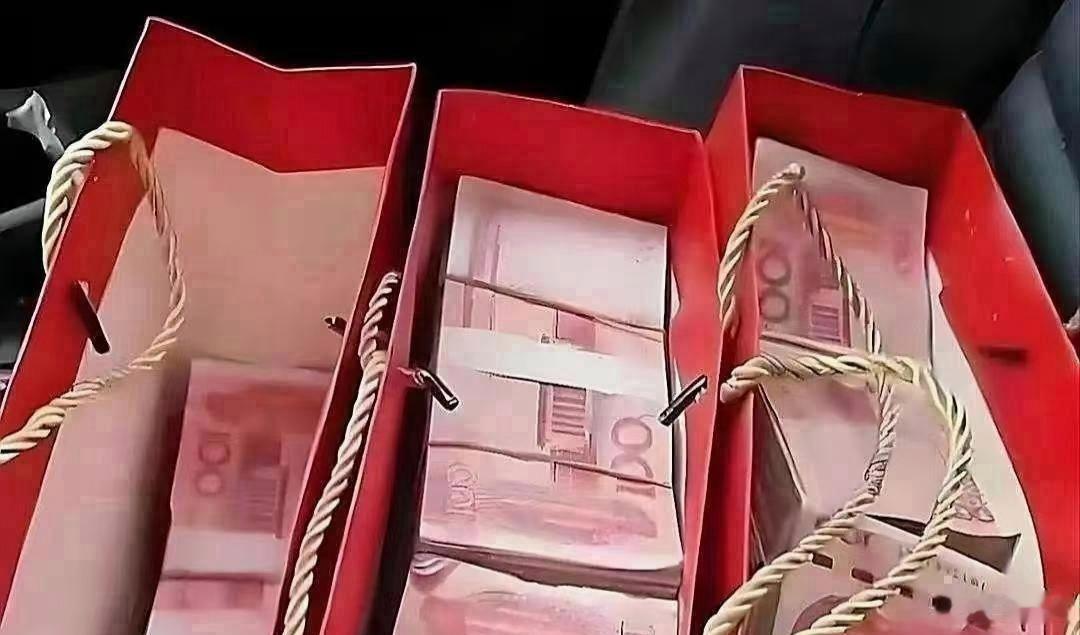 河北保定有一女子,她打扫屋子时发现老公藏在衣柜里的20万现金,她没告知老公,