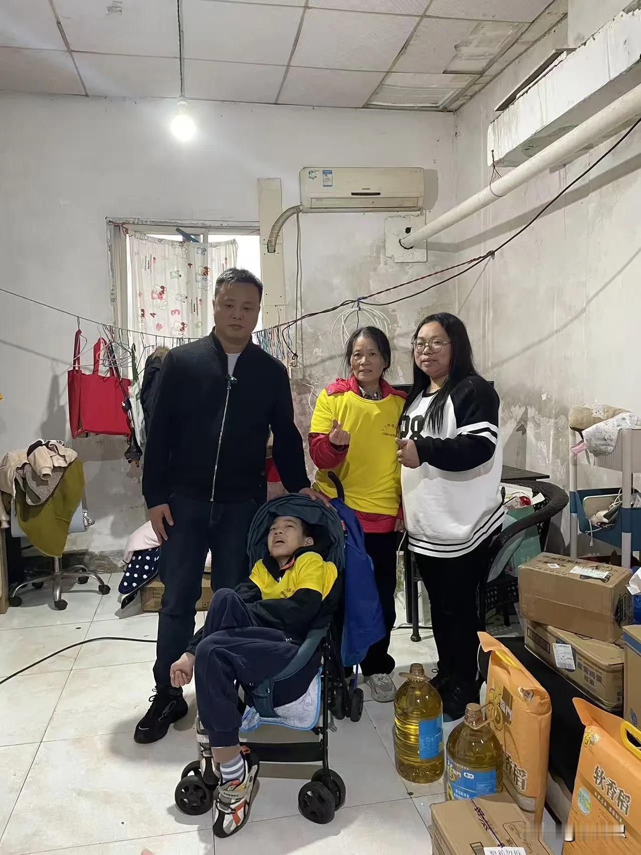 不要再抱怨自己很难了，今天送完物资，一位大姐，非要邀我到他家坐，下面就是她带着脑