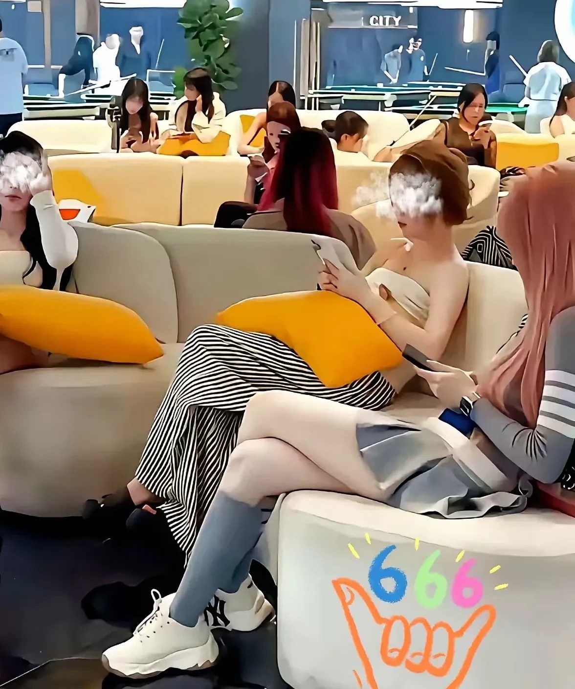 现在的台球厅越来越变味了。凌晨一点，里面穿制服的助教还在按分钟收费，灯光比白天还