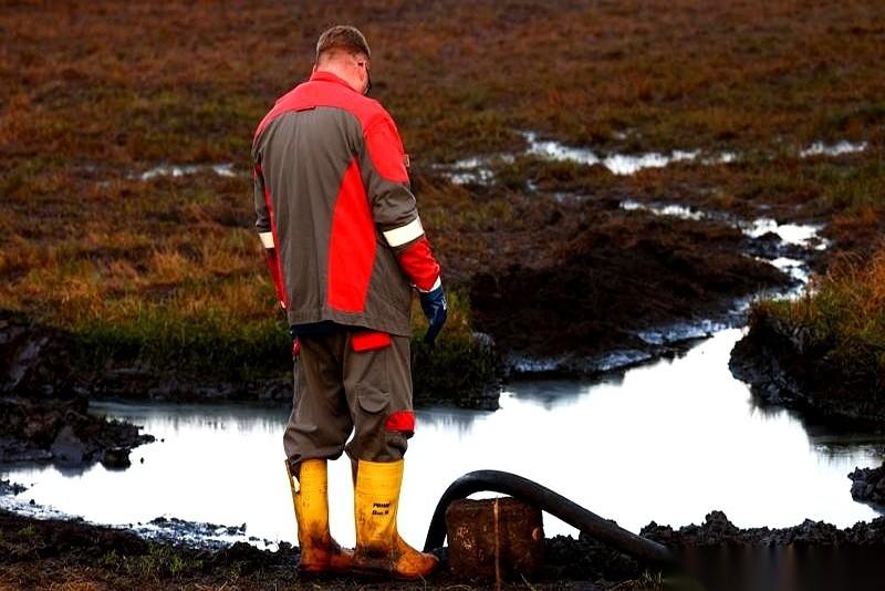 直升机索降，特种部队从天而降，直接冲进一艘30万吨超级油轮的驾驶舱。你猜这是在