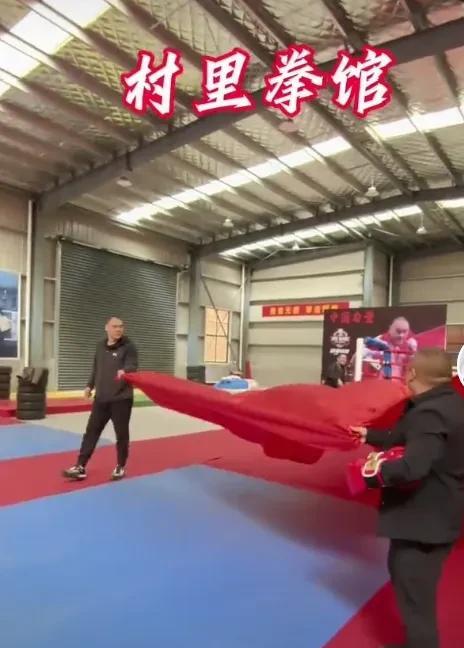 张志磊在他老家农村，建了一个农村拳馆，让老乡娱乐放松，村里人有福了，喜
