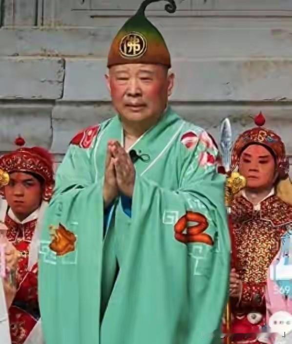 放着相声泰斗的路不走，一头扎进京剧小剧场即兴玩梗，郭德纲如今的选择，到底图什么？