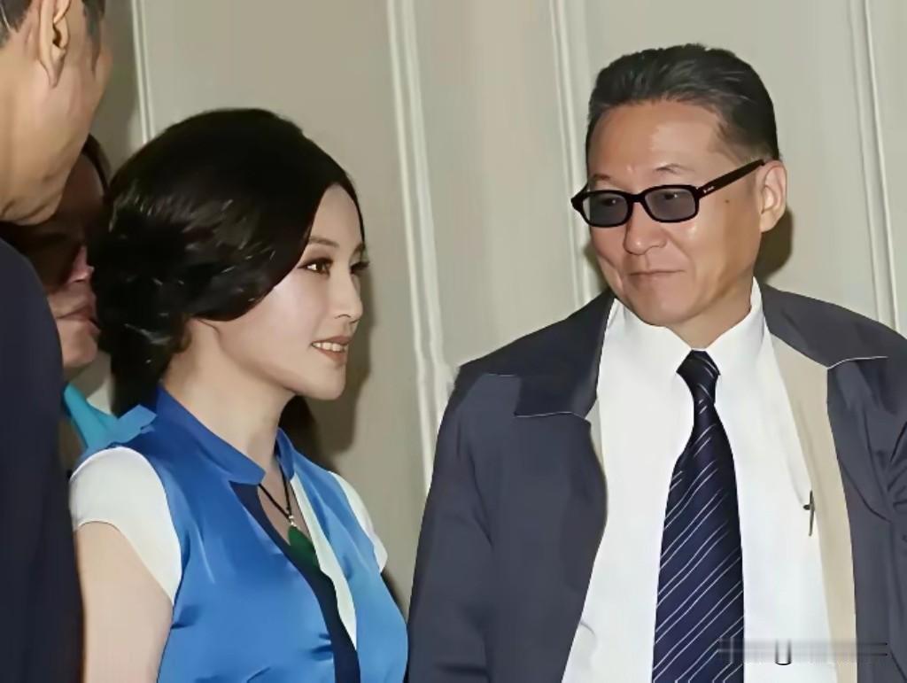 2012跨千里相见，刘晓庆奔赴李敖的会面瞬间。镜头下，57岁刘晓庆一身蓝白拼接裙