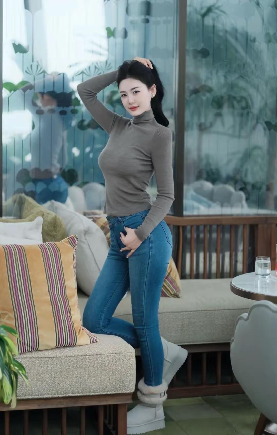 冬日的温柔与利落撞个满怀，咖色高领打底勾勒出细腻线条，搭配紧身牛仔勾勒出利落身形