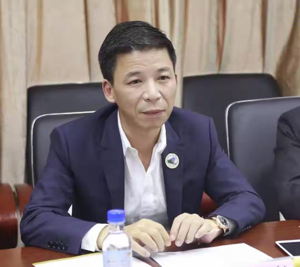 柬埔寨福建总商会会长邱国兴也不简单邱国兴1970年出生，13岁辍学