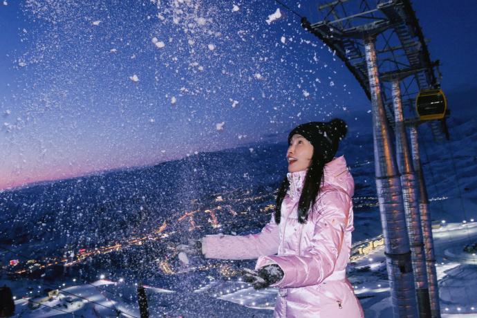 最近李冰冰又去滑雪了，她这次搭配的很显年轻，气质也不错，真的好迷人。李冰冰上