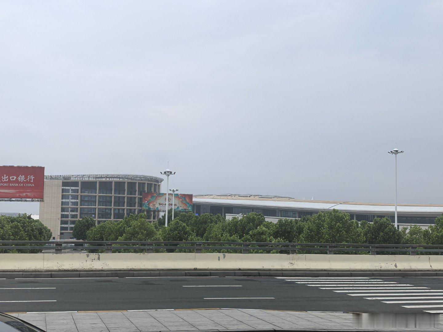 合肥新桥机场T2外立面已经装修好了，今年轨道再开通，确实是大跨越的一年！合肥·