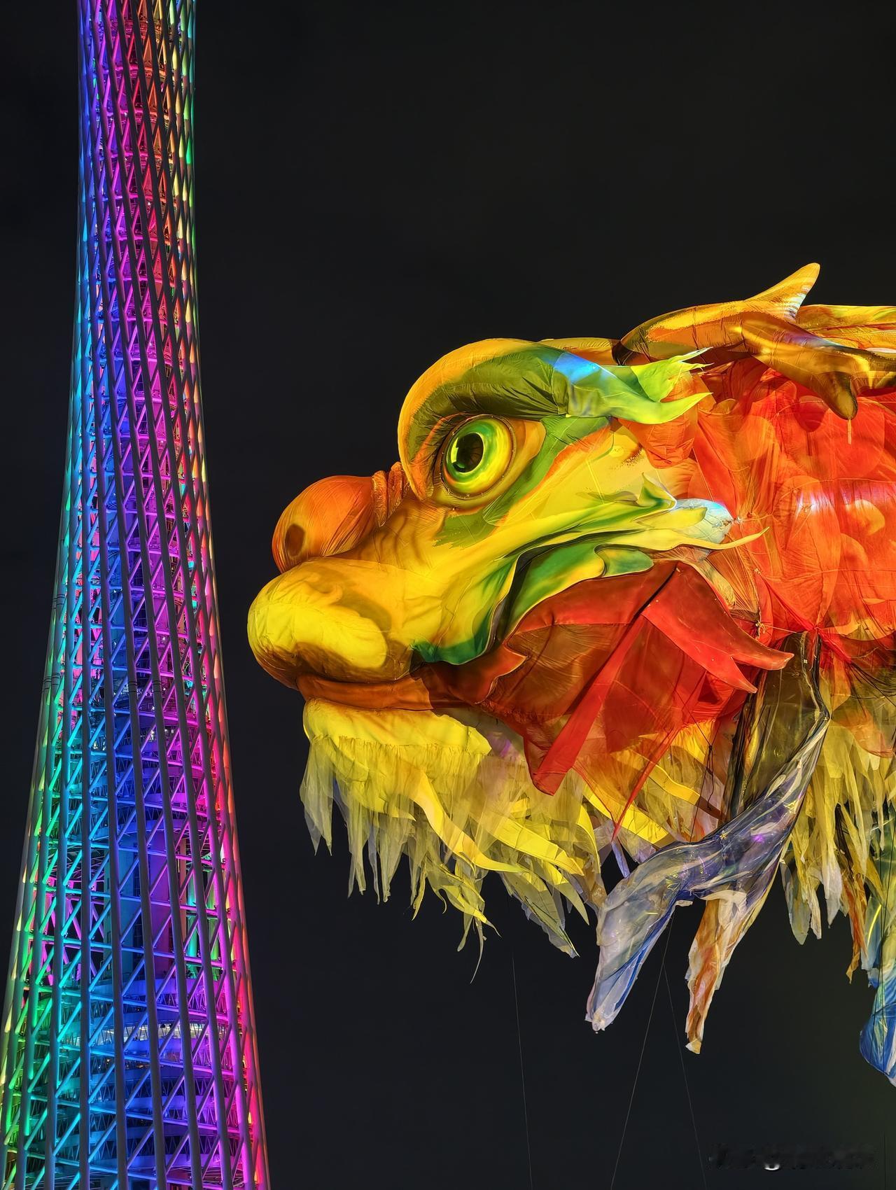 广州国际灯光节最最出彩的无疑就是十五运会开幕式上火爆出圈的这只巨型鳌鱼。实在太惊