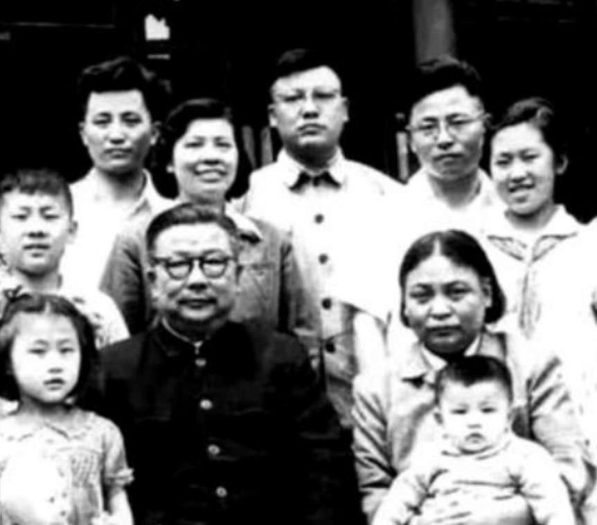 1950年，粟裕到北京公干，遇到情报部长李克农。突然李克农他快步走向粟裕，肃然开