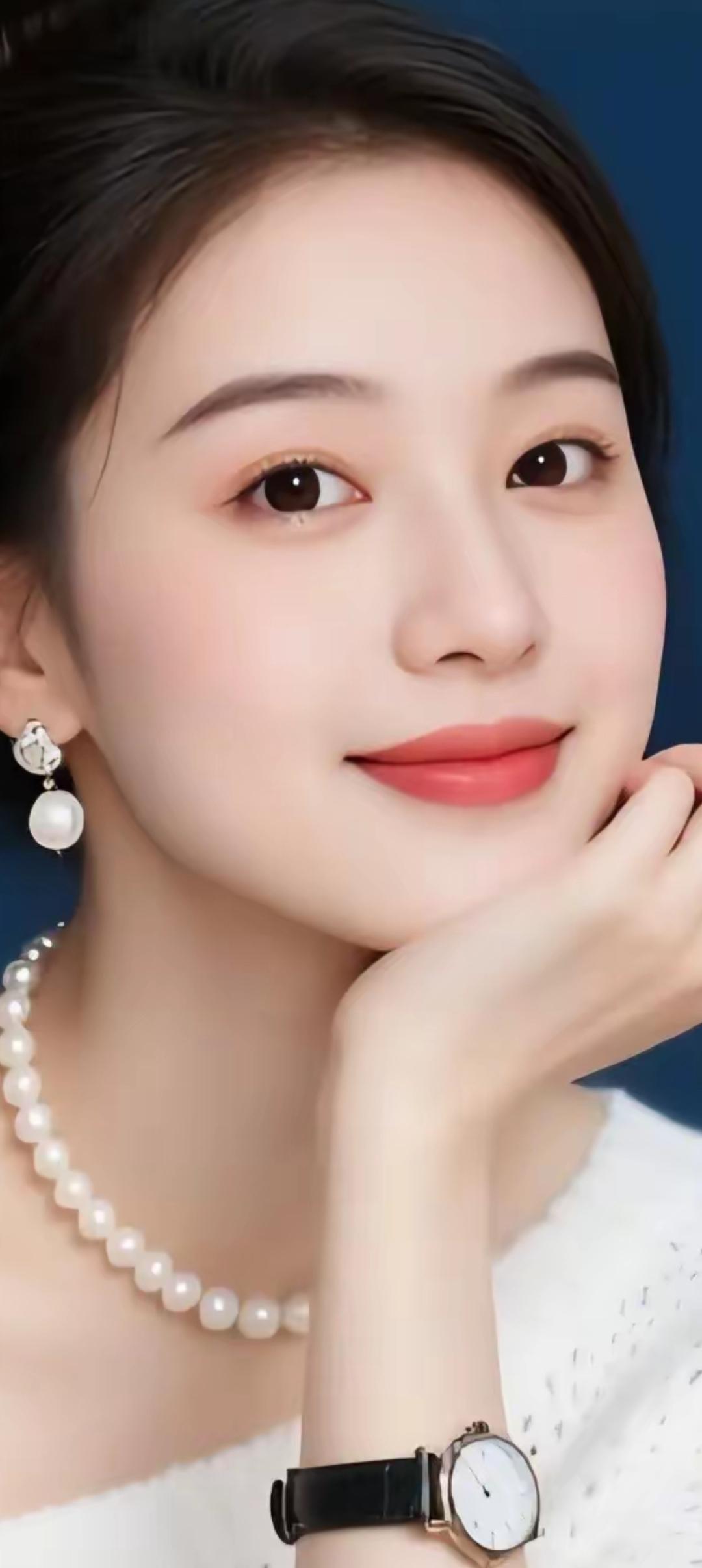 优雅珍珠耳环，精致妆容，尽显女性魅力！💕✨