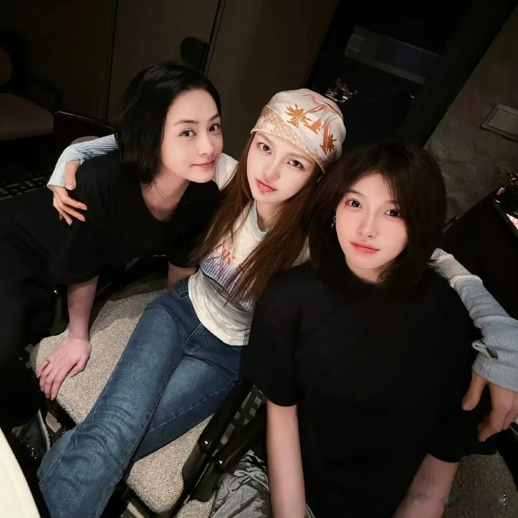 网红脸和明星脸是有壁的，看阿娇和周扬青、吴艳妮的合照就知道，阿娇的妈生脸看起来就