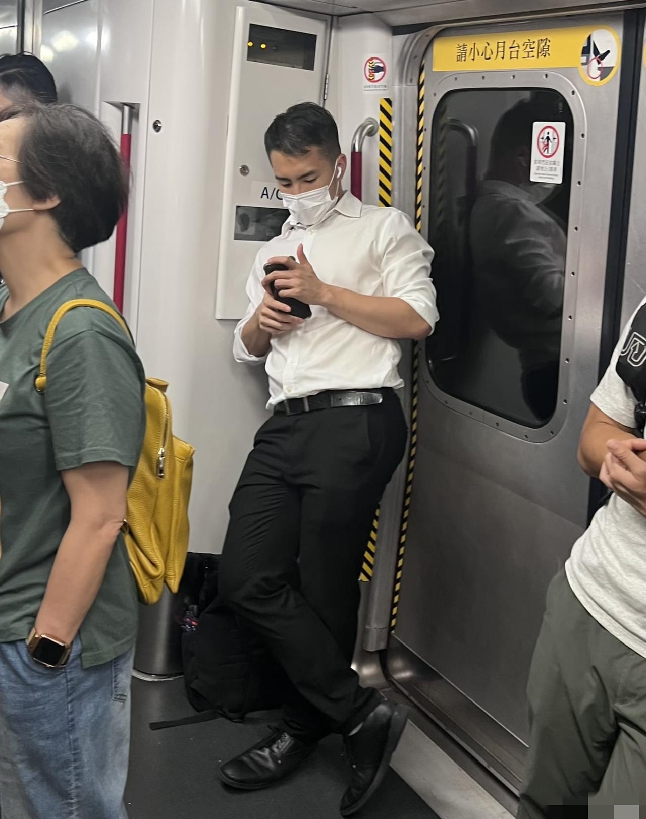 地铁上遇到心动男神了，我该怎么表白啊？