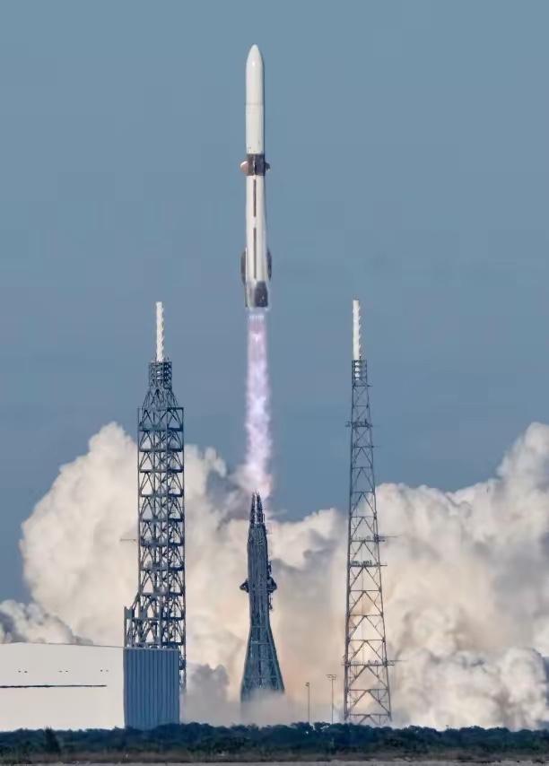 马斯克终于迎来了对手。​亿万富翁贝佐斯的蓝色起源，刚刚发射了“新格伦”火箭，带