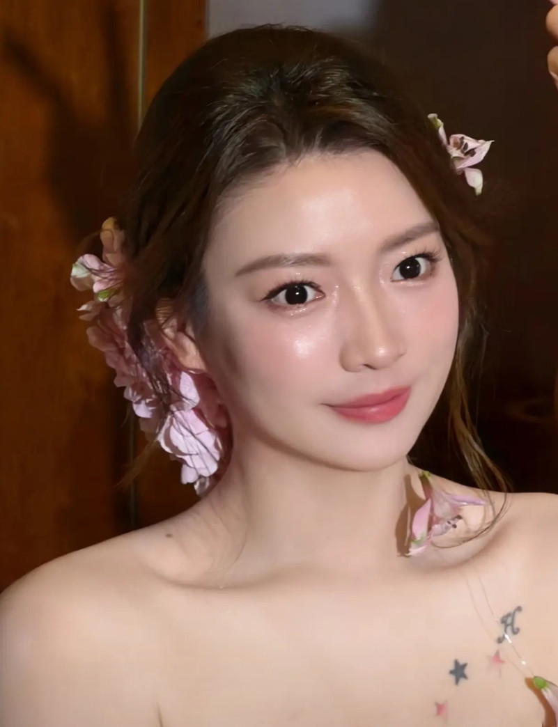 本来黄雅琼就很漂亮，特别是那双会说话的眼睛是大而有神，显得很是灵动。这次她和