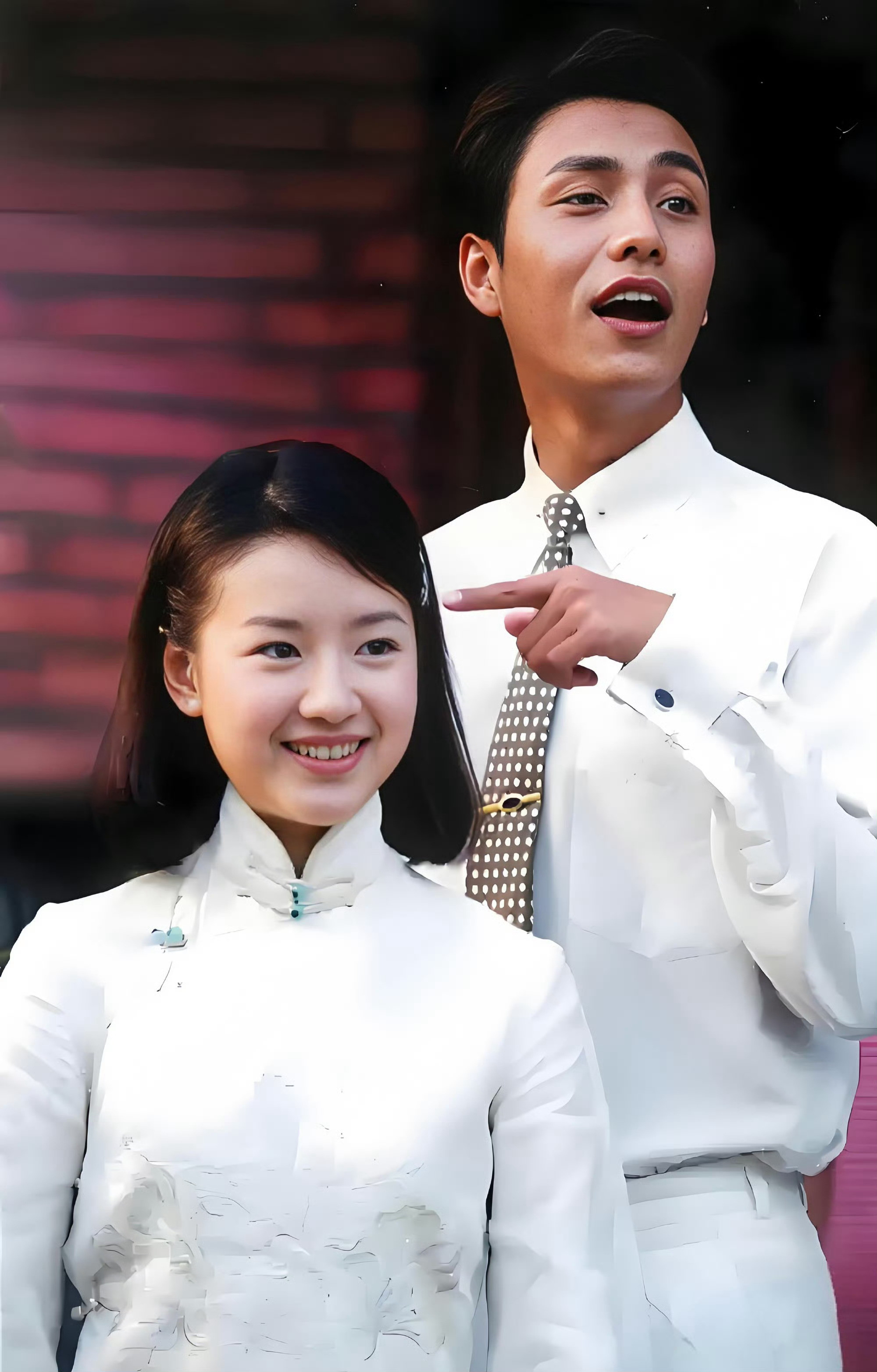 陈坤董洁活动牵手同框了！金粉CP同框直接唤醒童年追剧记忆