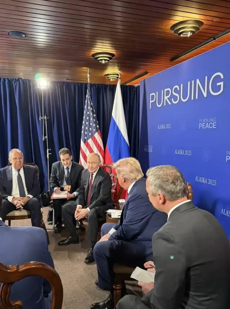 美国也太老鳖一了，这么小的房间也就算了，连灯都不舍得打开完，更别说服务小姐，瓜子