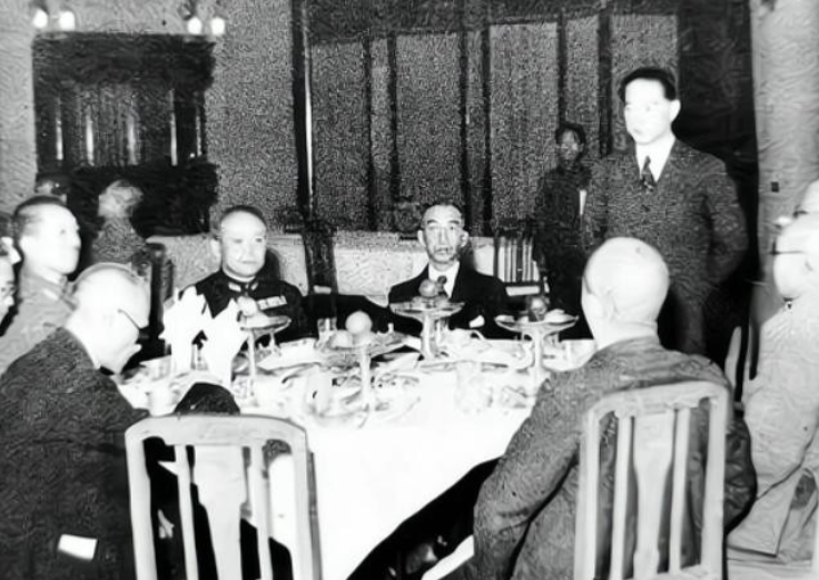 1939年，日军举办宴会时，一名军统特工巧妙潜入，他趁机取出一包毒药，悄然撒入酒