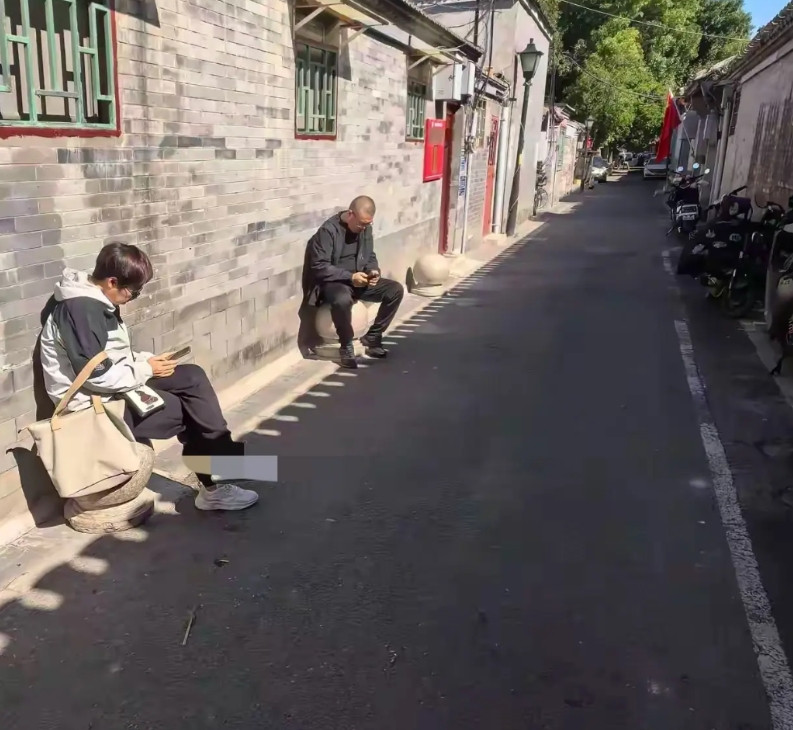 能想出来这馊主意的人，心真是比沥青都要黑吧？胡同里的一户人家，在自己家的墙外