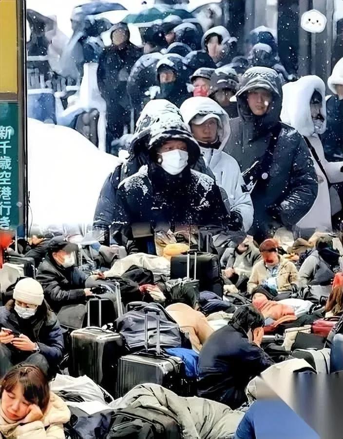 北海道机场地板躺满中国人国内早闹翻天了为啥到国外就变乖了？说白了，不是素