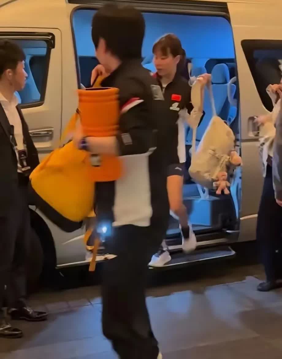 一个细节暴露出同同的性格，冠军赛结束同同坐车回到酒店，手里竟然拎着刚得到